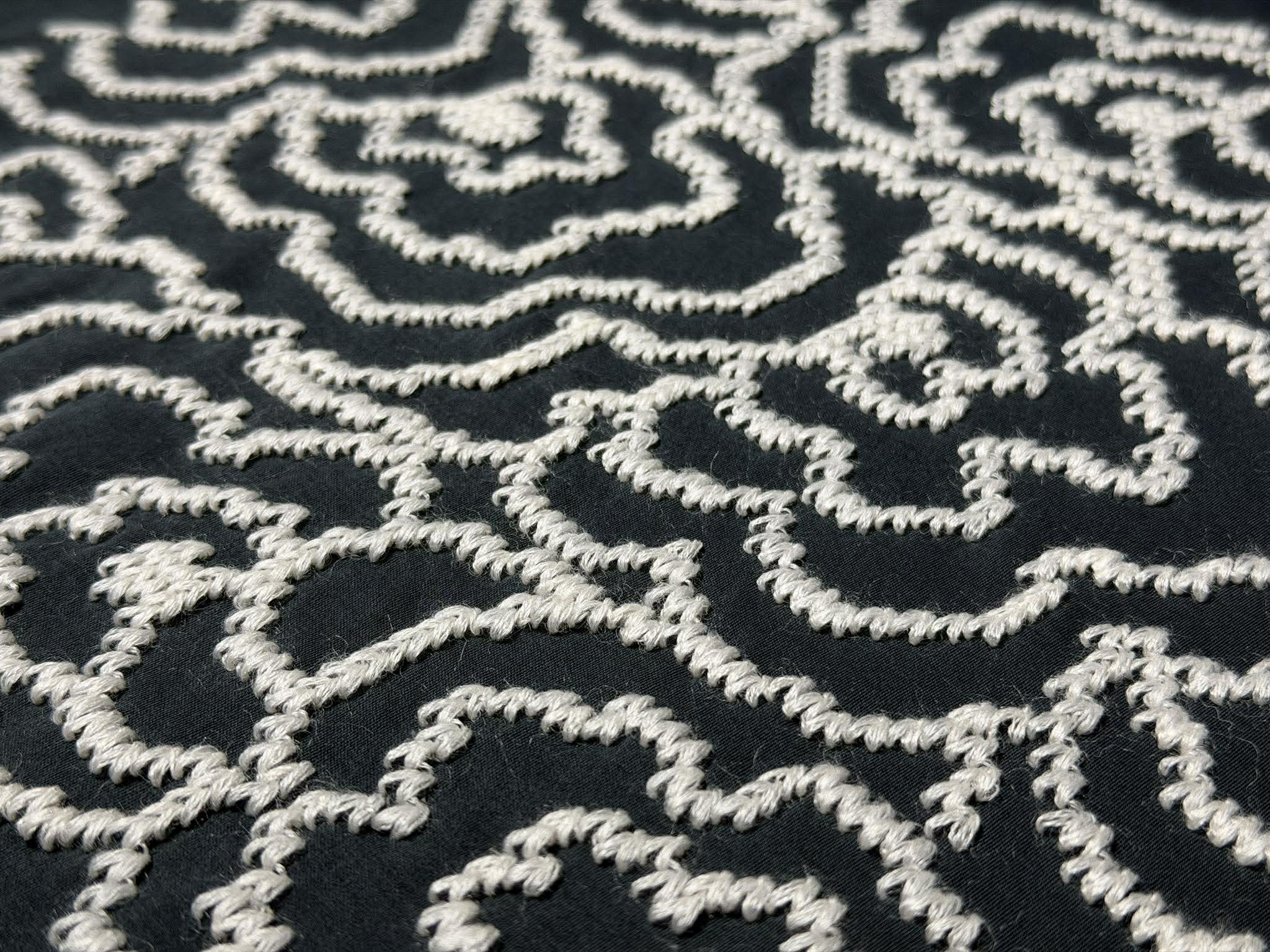 立体刺繍：ロゴディテール