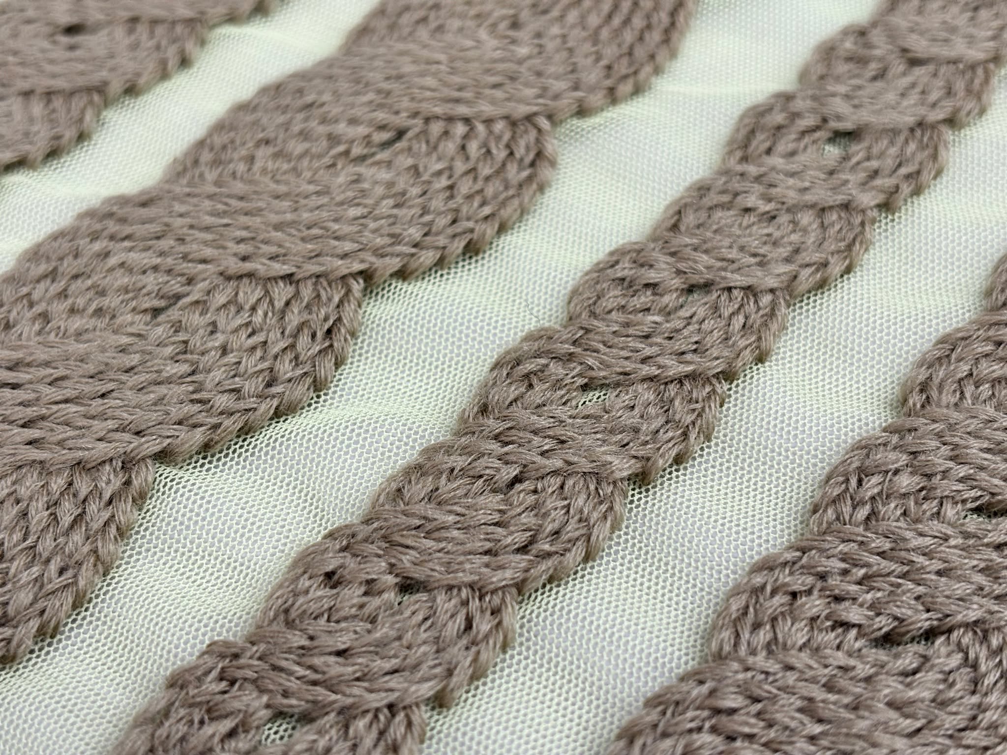 チュール生地への立体刺繍のコントラスト