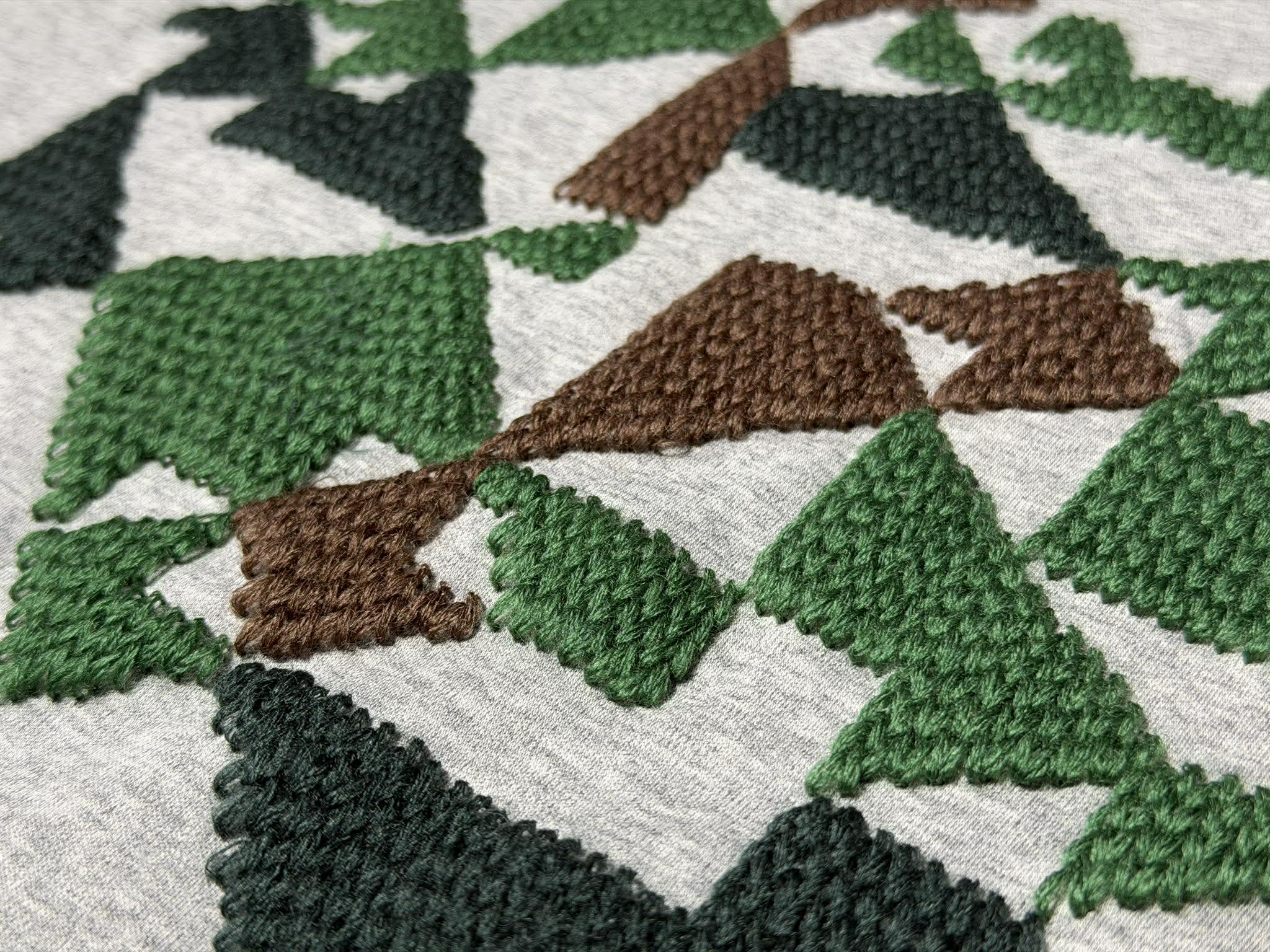 立体刺繍によるニット表現：幾何学模様