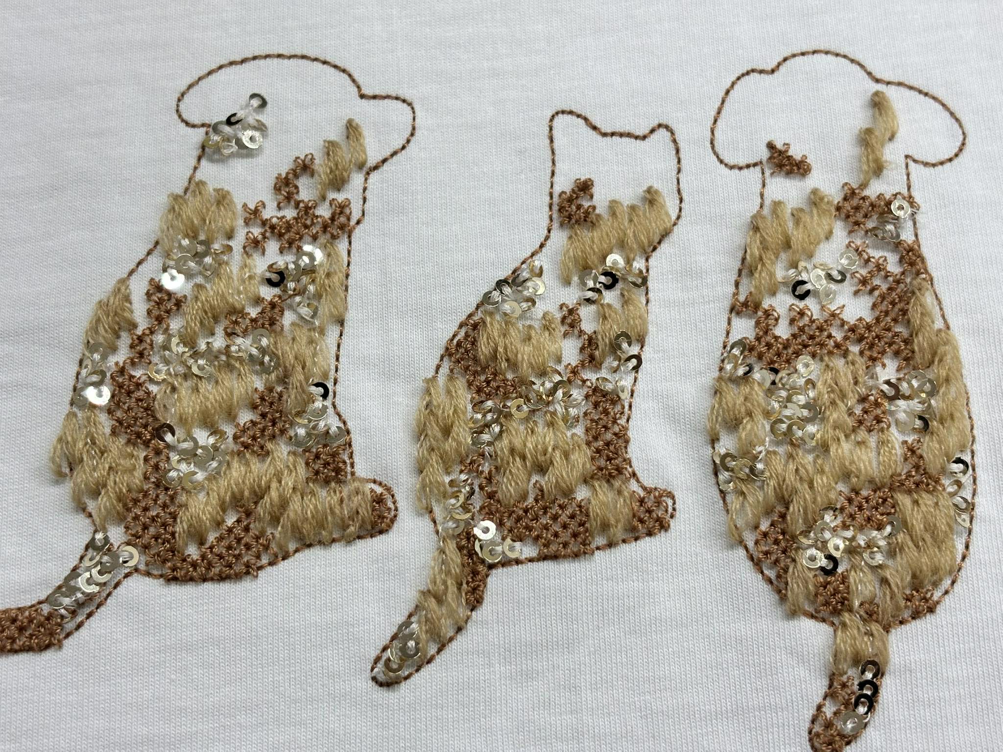 動物モチーフの精密刺繍