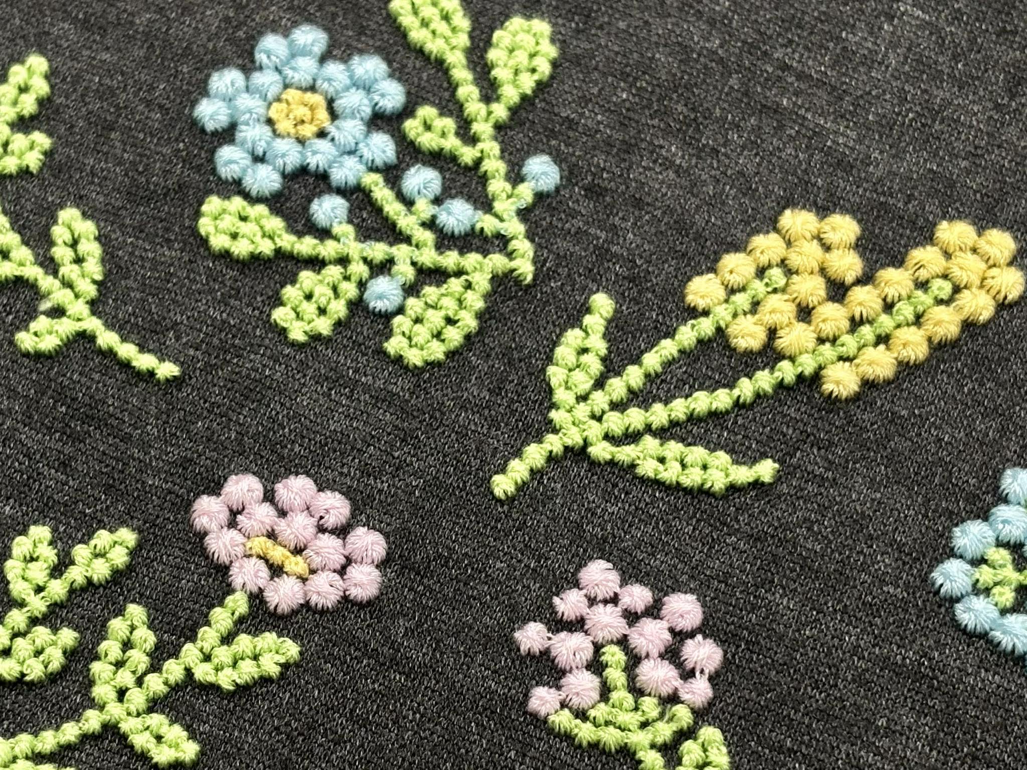 思わず指先が吸い寄せられる。魔法の弾力を生む「中空立体刺繍」の秘密
