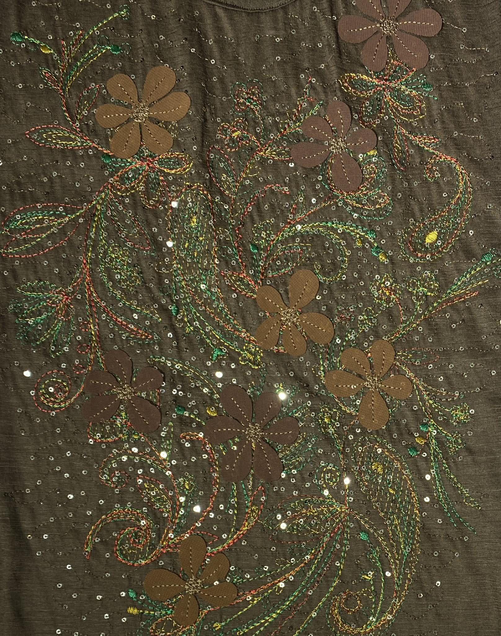 アップリケと2mmスパンコールのレイヤード刺繍