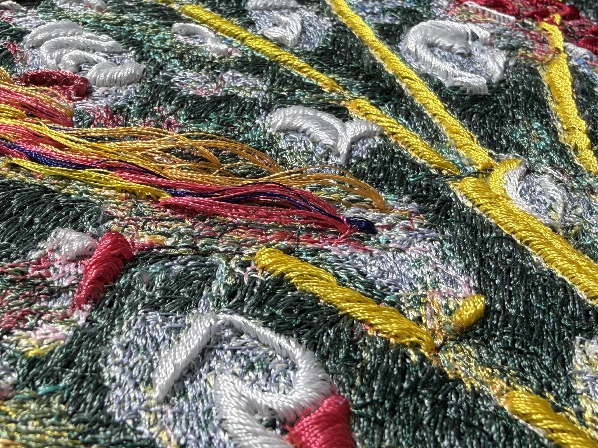 鮮やかな蛍光糸の重なりのアップ画像