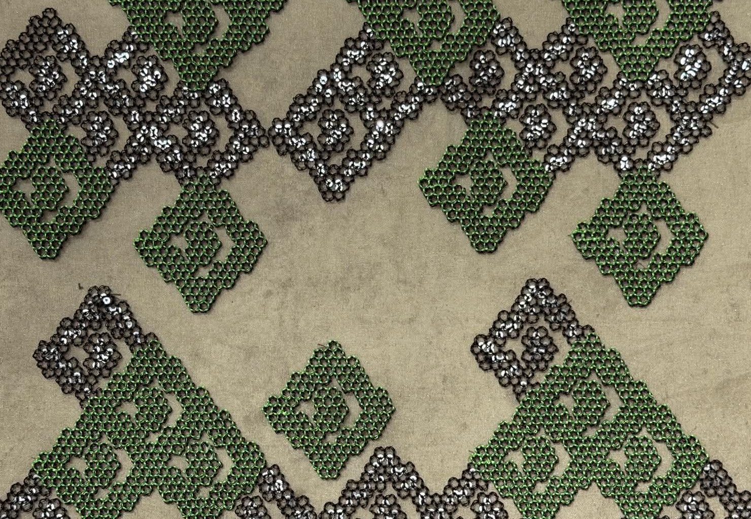 ネオングリーン×黒の全体像